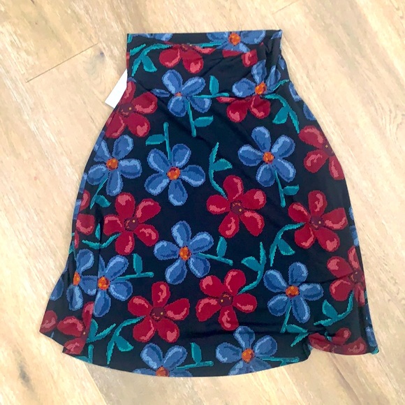 NWT Lularoe floral red and blue Azure size M
